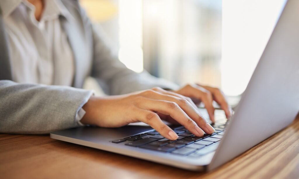 Frauduleuze advertenties en e-mails: zo bescherm je jezelf bij het (ver)kopen van een auto
